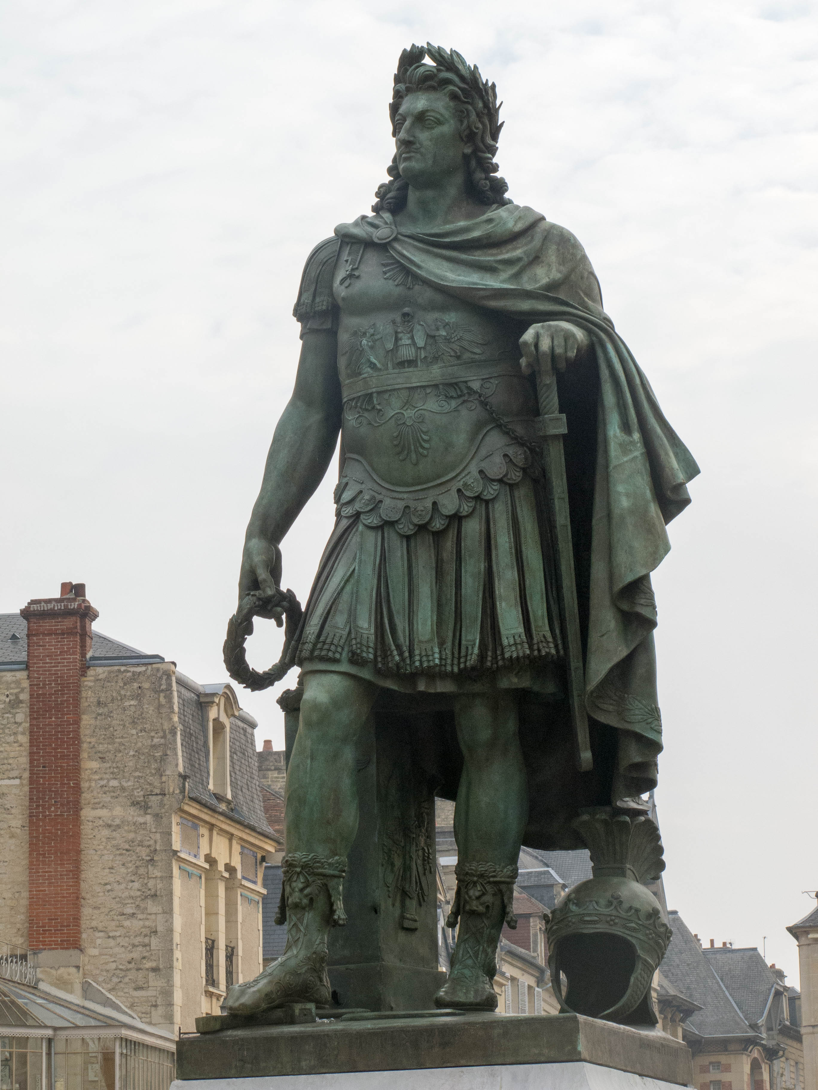 Louis XIV en Empereur Romain, place St Sauveur à Caen